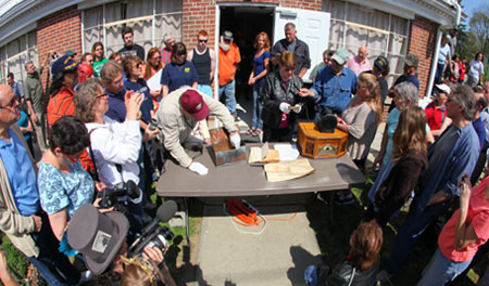 Temple-crowd-table-lg